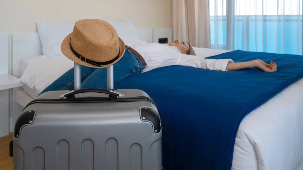 femme lit valise vacances