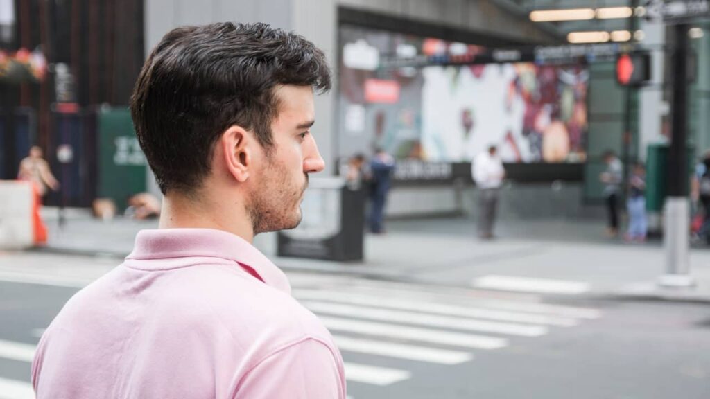 Pourquoi les nouvelles générations ne voient plus la vie comme leurs parents homme regarde carrefour