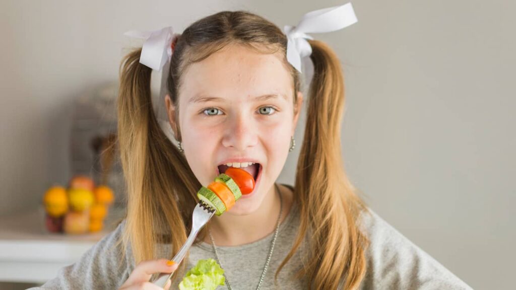 petite fille mange legumes