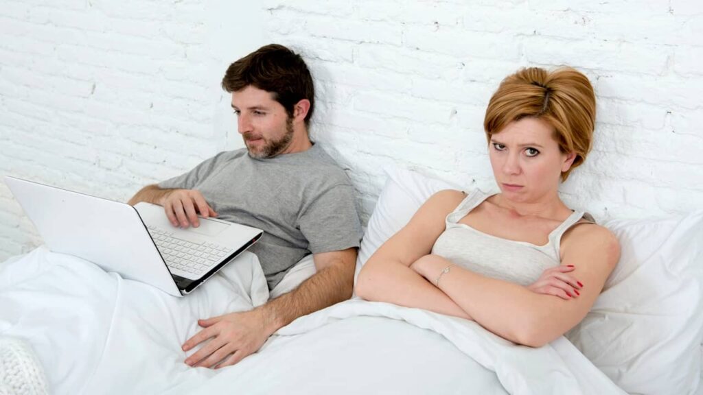 couple femme contrariée homme ordinateur