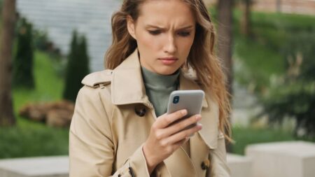 Rompre par SMS : lâcheté ou choix parfois légitime, ça se fait ou pas ? femme contrariée message