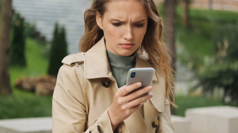 Rompre par SMS : lâcheté ou choix parfois légitime, ça se fait ou pas ? femme contrariée message