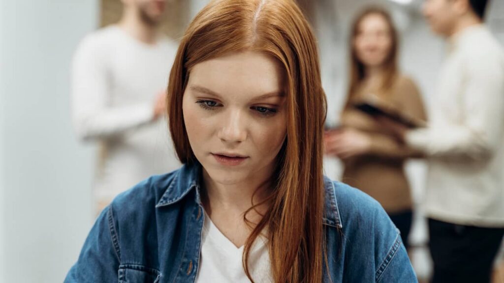 femme exclue collègues
