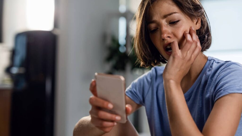 femme triste lit sms