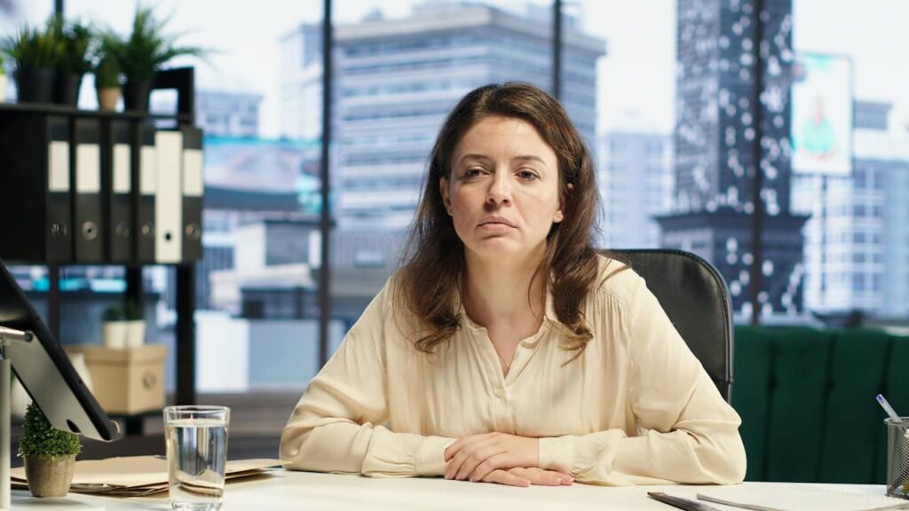 femme triste travail