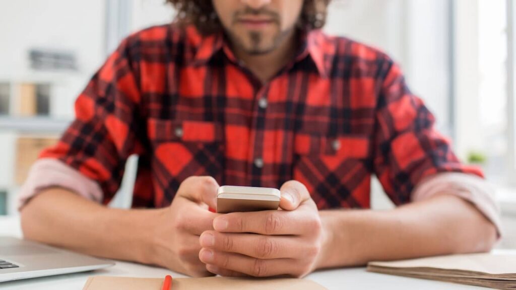 homme message smartphone