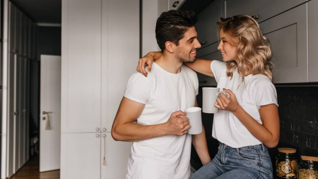 couple café appartement