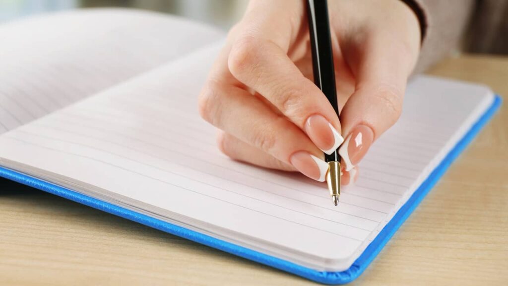 femme carnet vierge ecriture