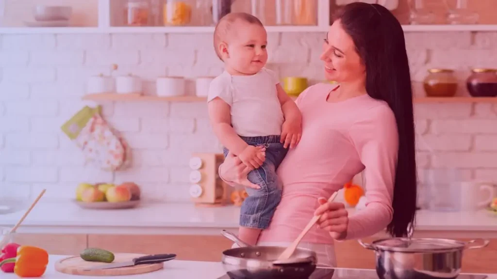 une maman cuisine des légumes pour son bébé