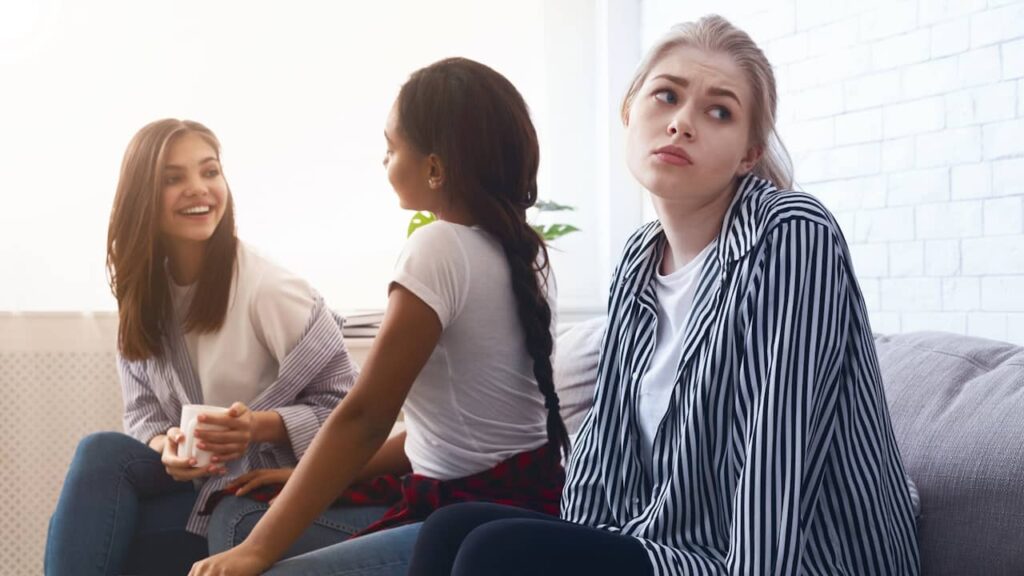 Relations superficielles : pourquoi vous sentez-vous seul même en étant entouré ? trois amies une exclue